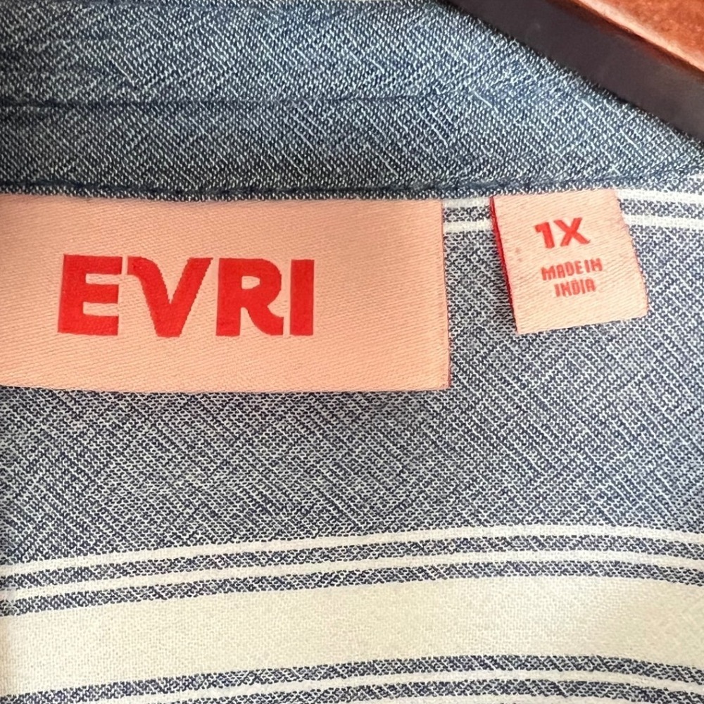 EVRI Women's Blue White Stripe Short Sleeve Button Up Shirt Size 1X - Picture 3 of 5